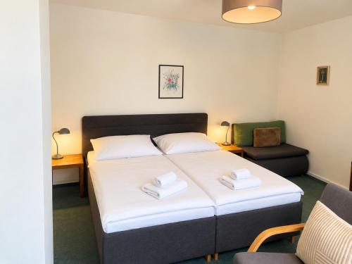 1 queen bed, 1 sofa bed