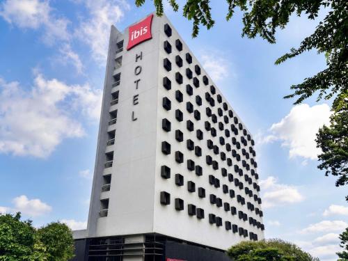 Exterior view, ibis Cali Granada in Cali