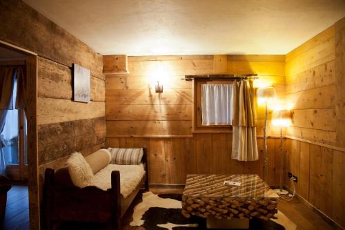 1 queen bed, 1 bunk bed