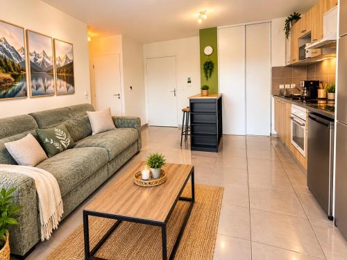 L idéal , résidence avec caméra et digicode possibilité location voiture , climatisation, cheminée, Netflix, petit déjeuner, repas du soir fondue, raclette, barbecue sur demande - Location saisonnière - Albertville