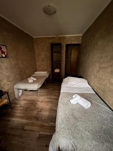 2 twin beds