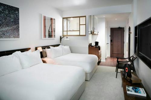 2 queen beds