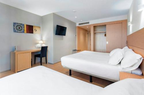 1 double bed, 1 twin bed