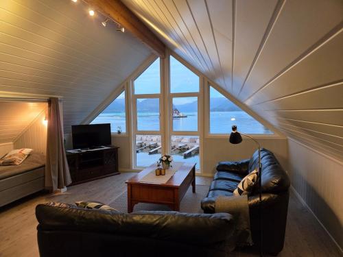 Sea breeze Waterfront Cabin Skanevik Fjordhytter in Skanevik