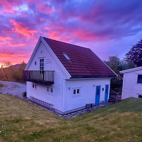 Bekkethun - Cozy Loft Retreat on Historic Grounds in Skanevik in Skanevik