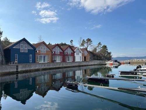 Sea breeze Waterfront Cabin Skanevik Fjordhytter in Skanevik