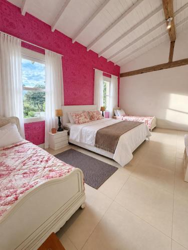 1 queen bed, 2 twin beds