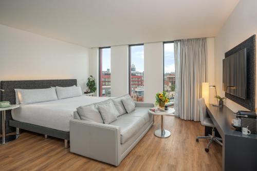 1 queen bed, 1 sofa bed