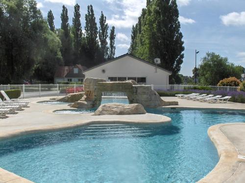 Swimming pool, Camping Du Port De Plaisance in Peronne