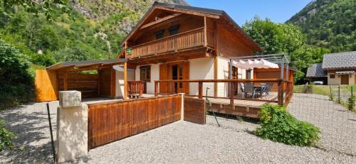 Chalet Enchanteur à Venosc avec Vue Panoramique et Jacuzzi gîte à louer La Bernardière