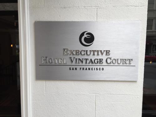 Executive Hotel Vintage Court - image 5