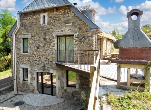 Maison spacieuse à Castelnau-de-Mandailles avec cheminée 250 m²