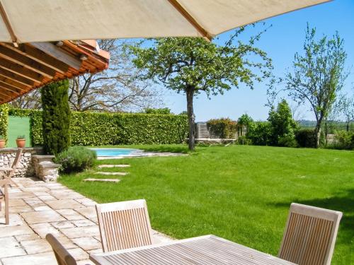 Maison spacieuse avec piscine au cœur de Bellon