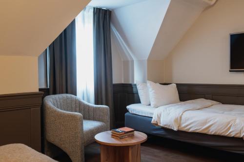 4 twin beds