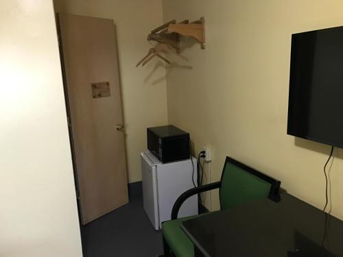 Budget Inn - image 8