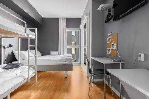 1 double bed, 1 twin bed