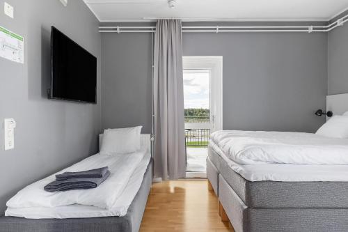1 queen bed, 1 twin bed