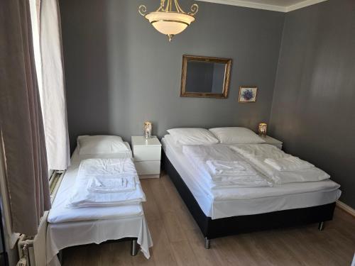 1 double bed, 2 twin beds