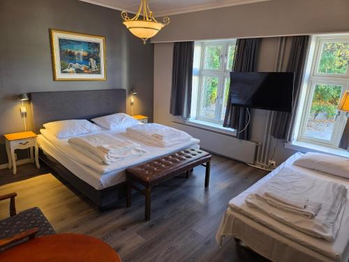 1 double bed, 1 twin bed