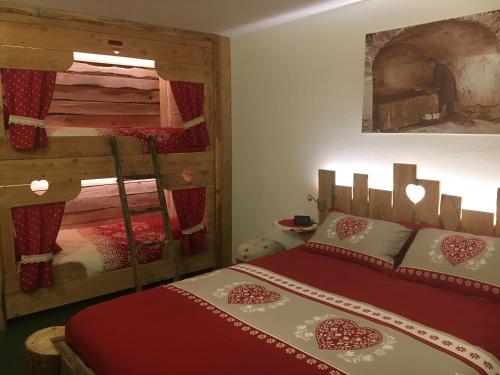 1 queen bed, 1 bunk bed