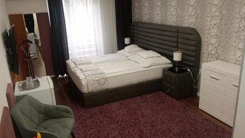 1 queen bed, 1 sofa bed