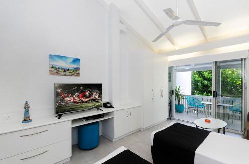 Studio Apartment with Balcony image 4