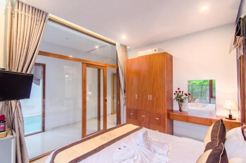 Green World Hoi An Villa Green World Hoi An Villa is conveniently located in the popular Cam Chau area. The property offers guests a range of services and amenities designed to provide comfort and convenience. Service-minded 