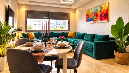 Bright 2BR Apartment in Maarif - Sunny Terrace, Fast WiFi & Private Parking, Casablanca