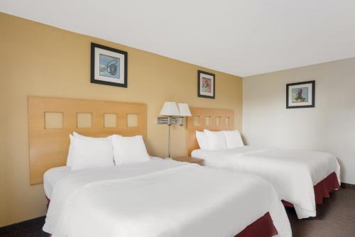 2 queen beds