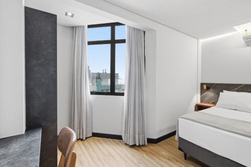 1 queen bed, 3 twin beds