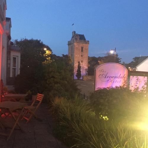 สภาพแวดล้อมโดยรอบ, The Arrandale Hotel in ไอส์