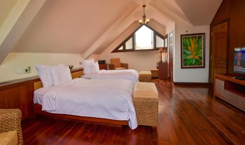 Three-Bedroom Villa with Pool View image 2