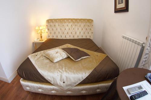 Double Room with Balcony image 9