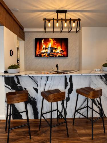 Yosemite Gatehouse Modern Luxe Family Cabin 2mi to South Gate in Fish Camp (CA)