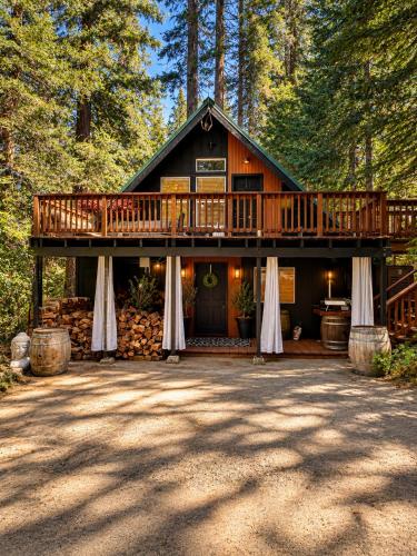 Vista exterior, Yosemite Gatehouse Modern Luxe Family Cabin 2mi to South Gate in Fish Camp (CA)