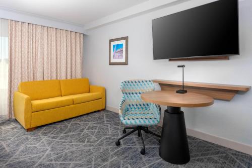 2 queen beds, 1 sofa bed
