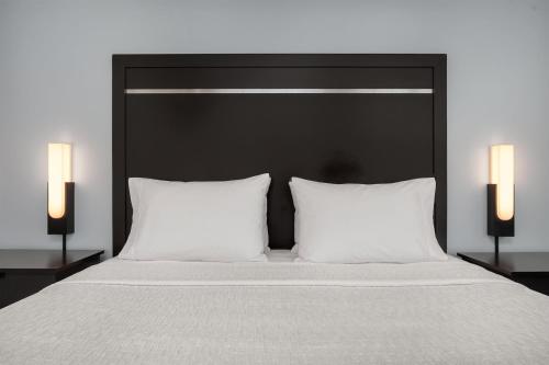 1 king bed, 1 sofa bed