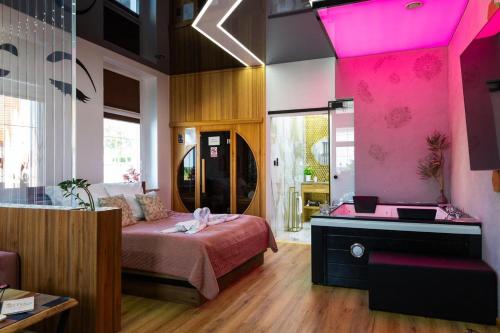1 queen bed, 1 sofa bed