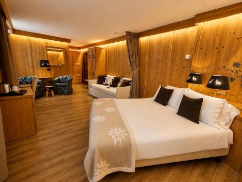 1 queen bed, 2 sofa beds