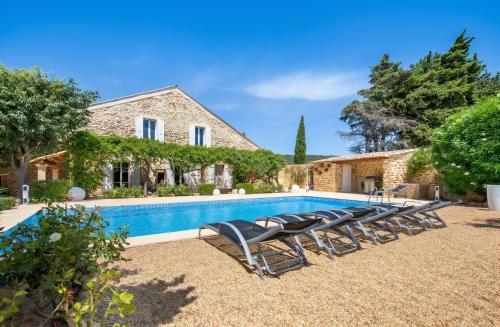 Villa confortable avec piscine privée à Uchaux