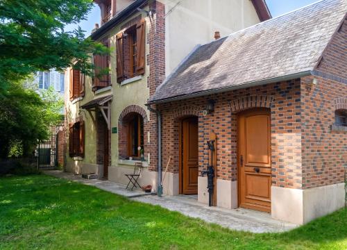 Maison chaleureuse à Cézy avec jardin clôturé gîte à louer Béon