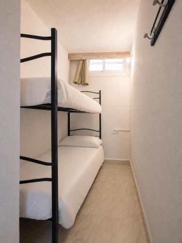 1 double bed, 2 bunk beds
