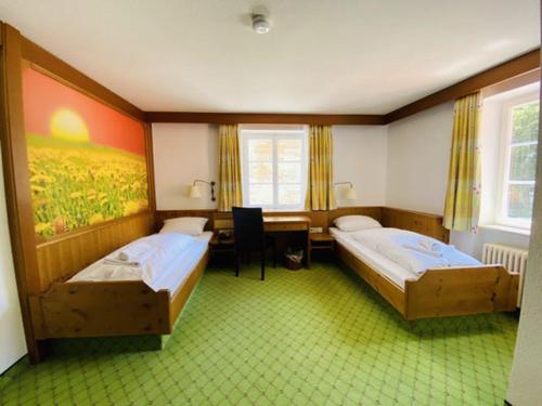 2 twin beds