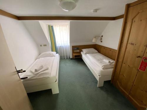 1 queen bed, 2 twin beds