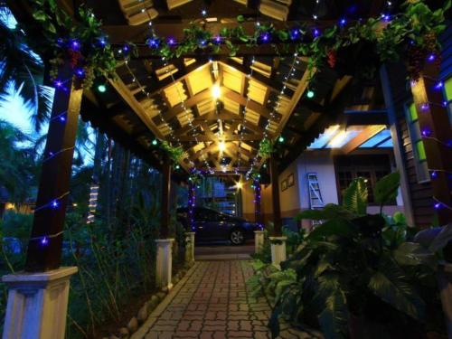 Six Villa Inn in Paka