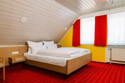 1 queen bed, 1 sofa bed