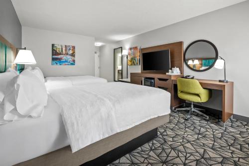 2 queen beds, 1 sofa bed