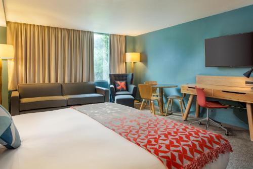 1 king bed, 1 double bed, 2 twin beds