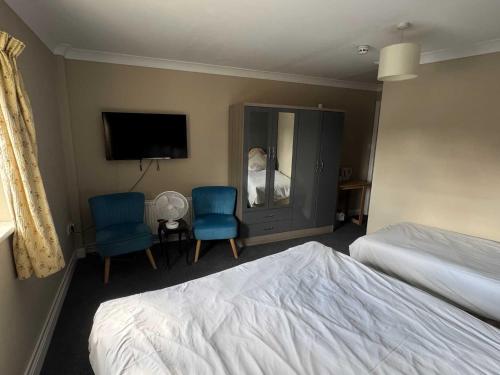 1 king bed, 1 twin bed