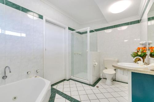 Jackie Howe Motel Room Type - Queen Room with Spa Bath